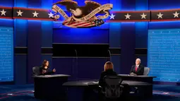 Wakil Presiden Mike Pence mendengarkan saat penantangnya, Senator Kamala Harris dari Partai Demokrat mengemukakan pendapat selama Debat cawapres Amerika Serikat di Kingsbury Hall, Universitas Utah di Salt Lake City, Rabu (7/10/2020).  (AP Photo/Patrick Semansky)