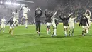 Para pemain AC Milan merayakan kemenangan atas Cagliari usai pertandingan lanjutan Liga Serie A Italia di Sardegna Arena di Cagliari, Italia, Minggu (20/3/2022). Dengan kemenangan ini, AC Milan kokoh di puncak klasemen dengan 66 poin. (AFP/Alberto Pizzoli)