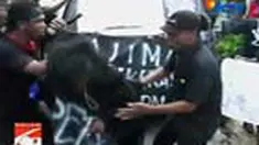 Unjuk rasa memprotes penganiayaan wartawan SCTV Juhri Samanery terus digelar oleh berbagai kalangan. Di Tual, Maluku Tenggara, sejumlah jurnalis berdemo di Kantor PN Tual dengan memakai pakaian serba hitam.