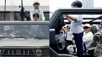 Prabowo ajak anak-anak naik mobil taktis (Instagram/@pt_pindad)