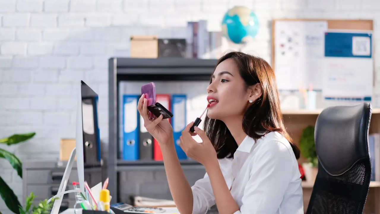 Nggak Perlu Minder Lagi, Begini Tips Mengaplikasikan Lipstik untuk Percantik Bibir Gelap
