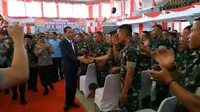 Presiden Jokowi menyalami 3.500 Bintara Pembina Desa (Babinsa) di Universitas Jambi. (Liputan6.com/Hanz Jimenez Salim)
