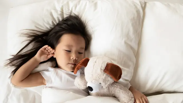 5 Perlindungan Ekstra yang Perlu Moms Berikan agar Si Kecil Tetap Nyaman saat Musim Hujan