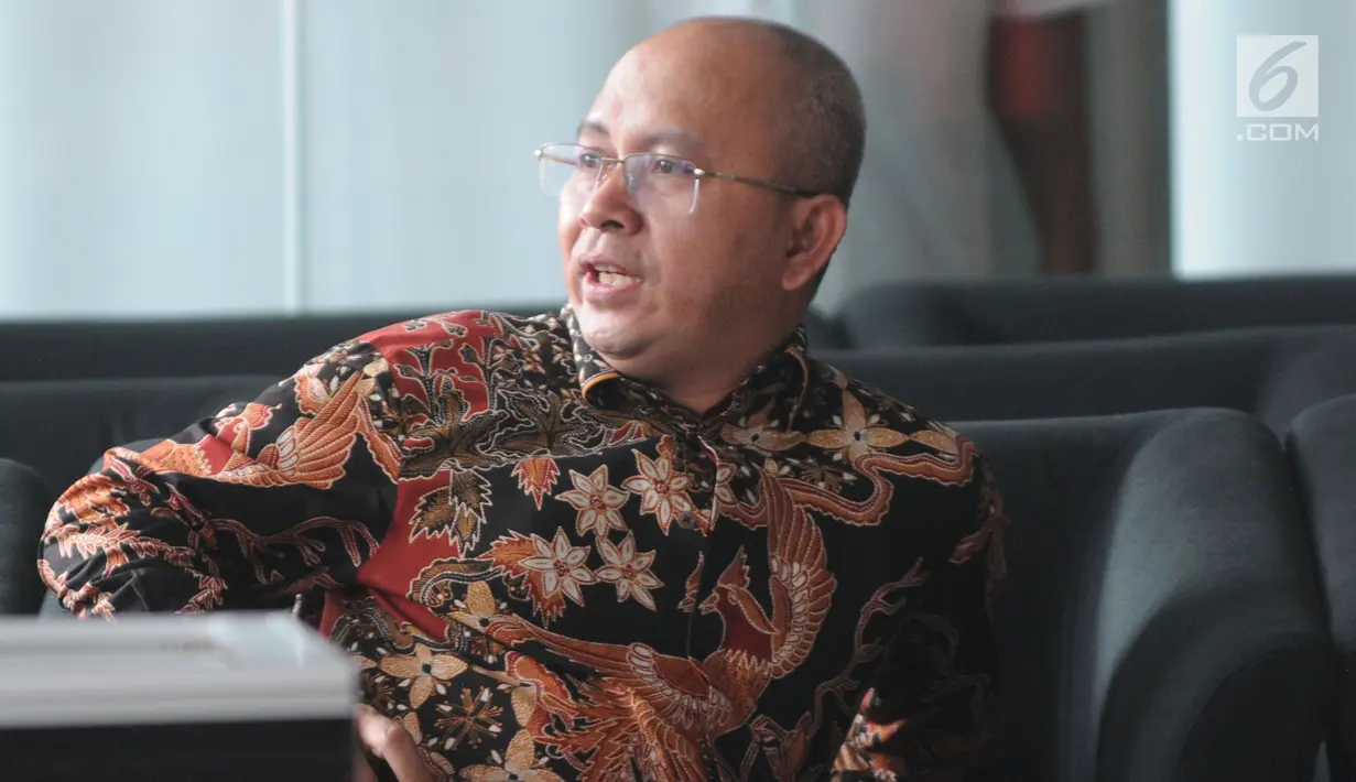 Rektor IAIN Pontianak, Syarif berada di ruang tunggu saat memenuhi panggilan penyidik KPK di Jakarta, Senin (17/6/2019). Syarif diperiksa sebagai saksi untuk tersangka Romahurmuziy (Rommy) terkait kasus dugaan jual beli jabatan di lingkungan Kementerian Agama. (merdeka.com/Dwi Narwoko)