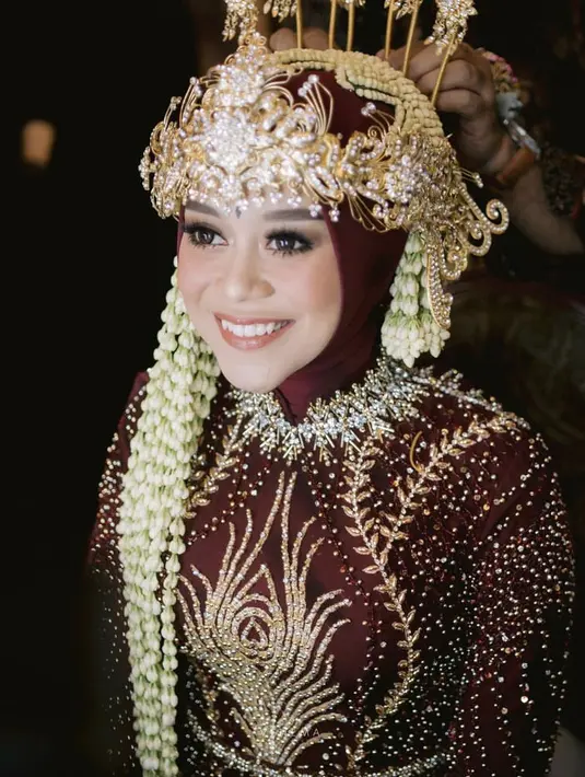 <p>Tak melulu harus putih, warna maroon juga bisa digunakan untuk pakaian adat sunda seperti Lesti Kejora ini dengan detail payetan membuat nampak mewah. Semakin mewah dengan siger keemasannya. @renzilazuardi</p>