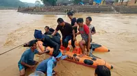 Proses evakuasi terhadap sekitar 1.500 warga terdampak banjir bandang Lebak Banten, dengan menggunakan perahu karet menyeberangi arus deras Sungai Ciberang. (Liputan6.com/ Yandhi Deslatama)