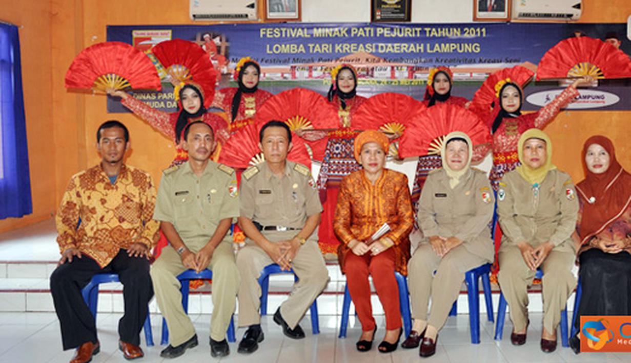 Citizen6, Lampung: Ketua Tim Penggerak PKK Kabupaten Tulang Bawang Barat, Ny Hasiah Bachtiar berfoto bersama seusai pelaksanaan Festival Minak Pati Pejurit 24-25 Mei 2011. (Pengirim: Jerry Hasan)