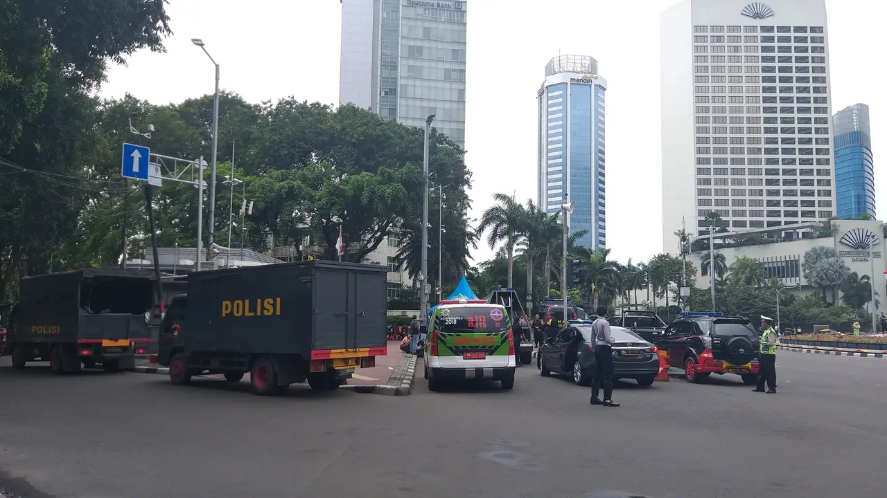 Sejumlah personel Kepolisian dan Satuan Polisi Pamong Praja (Satpol PP) telah bersiaga di kawasan Bundaran Hotel Indonesia (HI), Menteng, Jakarta Pusat untuk mengamankan aksi buruh.