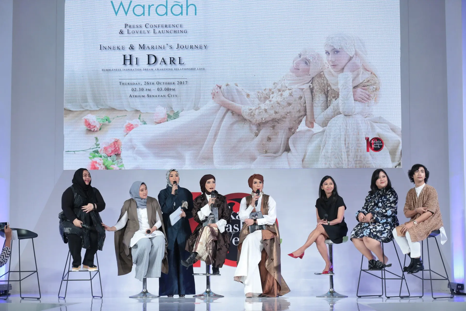 Inneke Koesherawati dan Marini Zumarnis baru saja meluncurkan buku dengan judul Inneke & Marini's Journey: Hi Darl. Peluncuran buku diadakan dalam acara Jakarta Fashion Week di Senayan City, Jakarta Selatan pada Kamis (26/10). (Adrian Putra/Bintang.com)