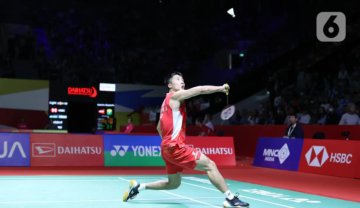 Sayang, dominasi Jojo gagal dipertahankan memasuki game kedua. Tunggal putra Indonesia dipaksa tertinggal 10-11 saat interval, dan terpaut makin jauh dengan 12-18 memasuki poin-poin kritis. (Bola.com/M. Iqbal Ichsan)
