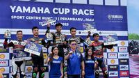 Dominasi tim Suhandi Padang 88 di kelas paling bergengsi YCR 1 pada seri pertama Yamaha Cup Race 2025 di Sirkuit Sport Center Rumbai, Pekanbaru, Riau hari Minggu, 18 Mei 2025. Tampak Riyan Ananda ada di podium teratas. (Hendry Wibowo/Bola.com)