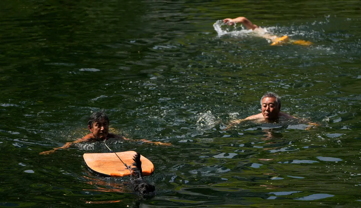 Pemerintah melaporkan pada hari Senin bahwa Beijing mencatat 10 hari suhu di atas 35 C (95 F), rekor terpanjang dari jenisnya sejak 1961. (AP Photo/Andy Wong)