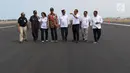 Menhub, Budi Karya Sumadi (kelima kiri) saat meninjau Bandara Internasional Yogyakarta, Kulon Progo, Rabu (24/4). Progres pembangunan Bandara Internasional Yogyakarta hampir 100 persen, sementara progres pembangunan keseluruhannya termasuk domestik mencapai 47 persen. (Liputan6.com/Helmi Fithriansya
