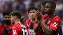 Pierre Kalulu (kanan) berkembang pesat pada musim ini sebagai bek tengah AC Milan. Duetnya bersama Fikayo Tomori selalu menjadi ganjalan serius bagi penyerang-penyerang lawan. Berkat penampilan apiknya, Kalulu kini mengalami kenaikan harga pasar sebesar 7 juta euro, atau kini menjadi 17 juta euro. (AFP/Miguel Medina)