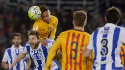 Pemain Real Sociedad,  Asier Illarramendi berduel dengan pemain Barcelona, Neymar de Silva pada lanjutan La Liga Spanyol di Estadio Anoeta, San Sebastian, Sabtu (9/4/2016) atau Minggu dini hari WIB. (REUTERS/Vincent West)