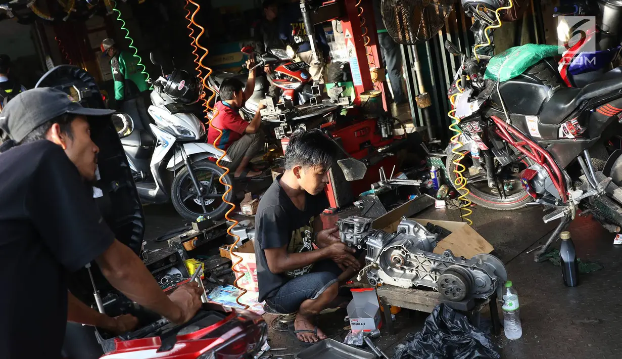 Montir mengecek kondisi kendaraan di bengkel sepeda motor di Jakarta, Jumat (16/6). Jelang libur Idul Fitri, warga Ibukota mulai memersiapkan kendaraannya yang akan digunakan untuk mudik. (Liputan6.com/Immanuel Antonius)