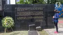 Pengunjung saat mengunjungi Museum Tragedi 12 Mei 1998 Universitas Trisakti, Jakarta, Kamis (12/5/2022). Museum tersebut berdiri sebagai bukti sejarah perjuangan gerakan mahasiswa tahun 1998. Saat itu mahasiswa perguruan tinggi di seluruh Indonesia mengadakan unjuk rasa untuk menuntut reformasi. (Liputan6.com/Herman Zakharia)