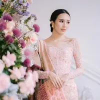 Tak hanya kebaya dan wastra super cantik yang dikenakannya membuat Beby Tsabina semakin menonjol, tapi detail makeup flawlessnya juga menarik untuk disimak. [Foto: Instagram/bebytsabina]