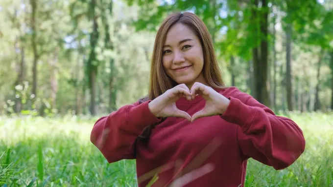 mencintai diri sendiri tersenyum