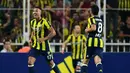 Pemain  Fenerbahce Nabil Dirar (kiri) melakukan selebrasi usai mencetak gol ke gawang Sturm Graz di putaran ketiga kualifikasi UEFA Europa League antara Fenerbahce dan Sturm Graz di Stadion Ulker Fenerbahce di Istanbul (3/8). (AFP Photo/Ozan Kose)