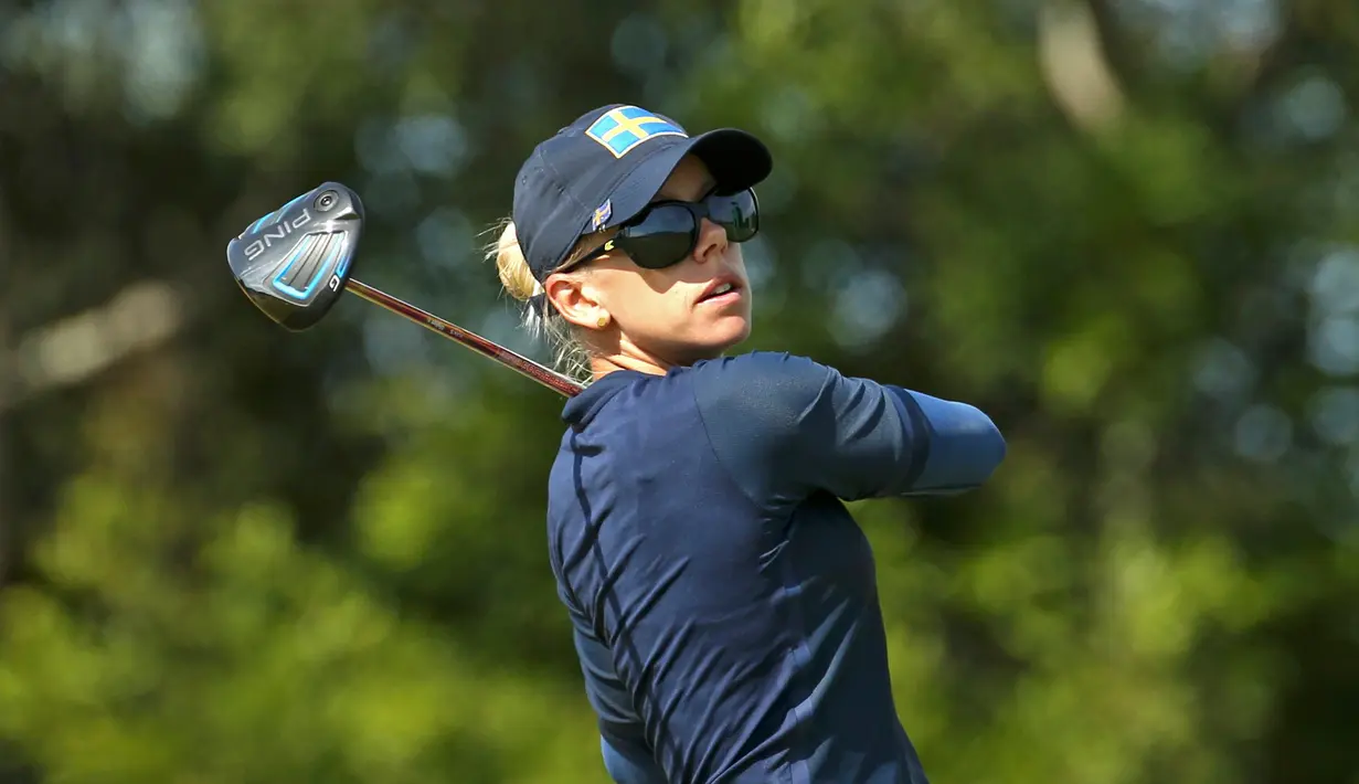 Pegolf asal Swedia, Permilla Lindberg memukul bola selama putaran latihan menembak pada ajang kompetisi golf Olimpiade Rio 2016 di  Olympic Golf Course, Rio de Janeiro, Brasil (16/8). (REUTERS/Andrew Boyers)
