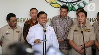 Terlihat Wakil Ketua Dewan Pembina Partai Gerindra Komjen (Purn) Mochamad Iriawan atau Iwan Bule mendampingi Prabowo ke kantor PP Polri. (Liputan6.com/Johan Tallo)