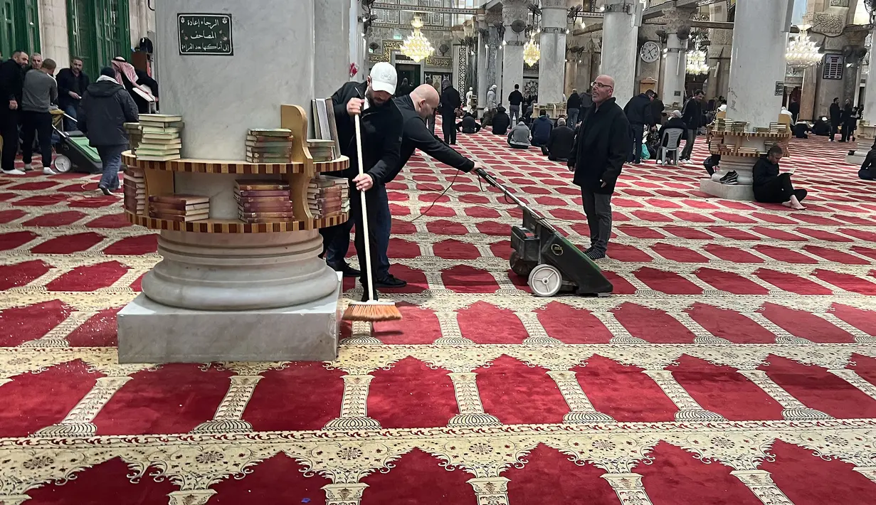 Polisi Israel menyerang puluhan jemaah  yang sedang beribadah di kompleks Masjid Al-Aqsa di Yerusalem, pada hari Rabu (5/4) sebelum fajar waktu setempat. (AFP/Ahmad Gharabli)