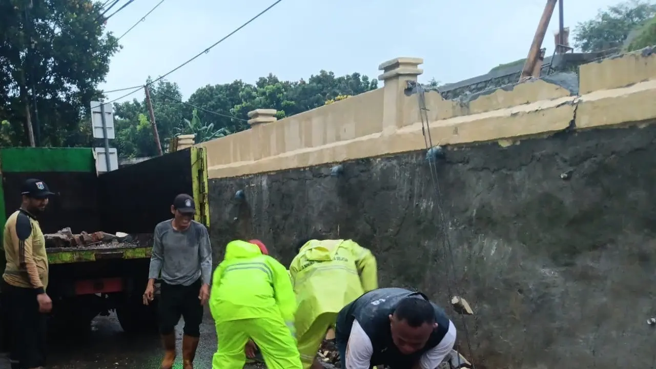 Tembok pembatas di Tempat Pemakaman Umum (TPU) Jeruk Purut, Jalan Benda Bawah, Cilandak Timur roboh