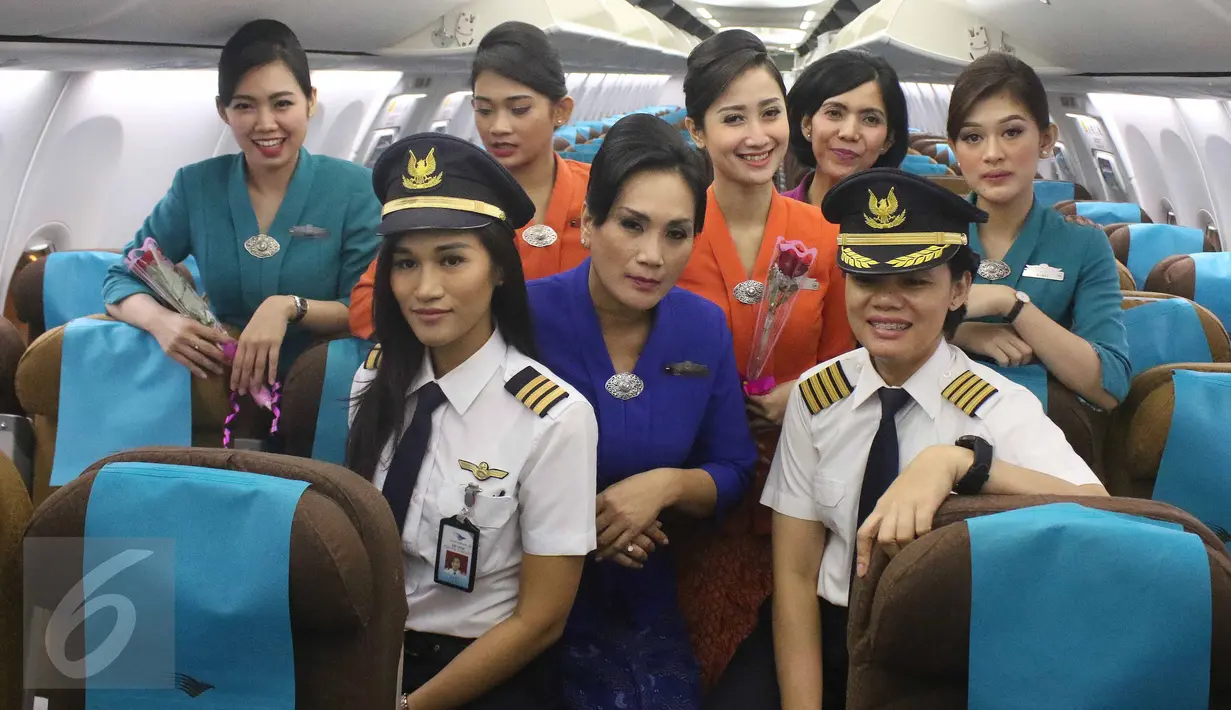 Kapten pilot Garuda Indonesia Ida Fiqria dan kopilot Sari Ardisa berpose dengan para pramugari di bandara Minangkabau, Padang, Sumbar, Jumat (21/4). (Liputan6.com/Angga Yunair)