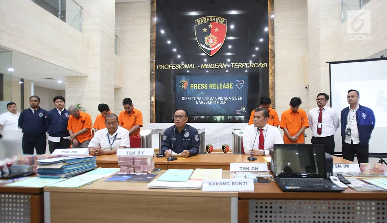 Karopenmas Divisi Humas Polri Brigjen Pol Dedi Prasetyo (tengah) memberikan keterangan saat rilis kasus penipuan jaringan internasional di Bareskrim Polri, Jakarta, Rabu (7/7/2019). (Liputan6.com/Immanuel Antonius)