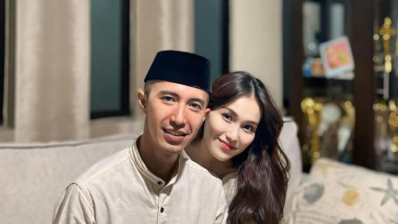 Gaya Bucin Ayu Ting Ting dan Calon Suami Pakai Baju Couple di Momen Ramadan