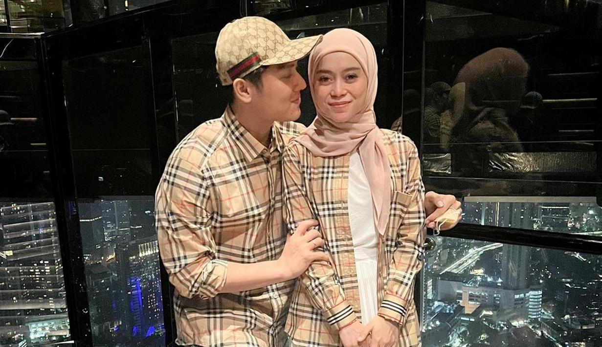 Adanya kabar soal KDRT dalam rumah tangga pasangan selebriti ini pun menjadi perhatian banyak netizen. Pasalnya, dalam berbagai kesempatan, keduanya selalu terlihat harmonis dan mesra. (Liputan6.com/IG/@lestykejora)