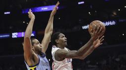 Pemain Los Angeles Clippers, Lou Williams (kanan) berusaha memasukan bola saat diadang pemain Memphis Grizzlies, Brandan Wright pada laga NBA basketball game, di Staples Center, Los Angeles, (2/1/2018). Clippers menang 113-105. (AP/Jae C. Hong)