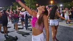 Dua wanita menari selama sesi latihan oleh sekolah samba Mangueira di Rio de Janeiro, Brasil (21/2). Karnaval Rio de Janeiro akan berlangsung dari 2 Maret hingga 9 Maret 2019. (AFP Photo/Carl De Souza)