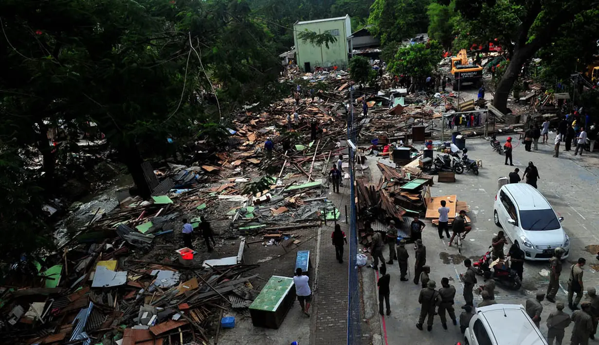 Suasana penggusuran pedagang kaki lima dan bangunan liar di Jalan Tebet Barat Raya, Jakarta, Rabu (3/12/2014). (Liputan6.com/Johan Tallo)