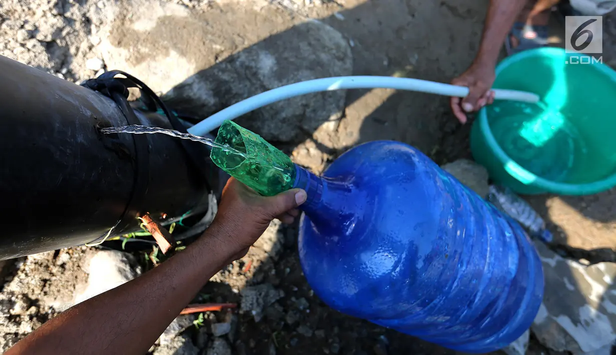 Warga memanfaatkan air bersih dari kebocoran pipa PDAM di Jalan Lagarutu, Palu Sulawesi Tengah, Rabu (3/10). Pipa hitam berukuran besar keluar dari dalam tanah pasca gempa tsunami. (Liputan6.com/Fery Pradolo)