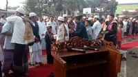 Jemaah Majelis Taqorub Ilalloh kabupaten Garut, Jawa Barat  melangsungkan lebaran hari ini, satu hari lebih cepat dibanding keputusan pemerintah. (Liputan6.com/Jayadi Supriadin)