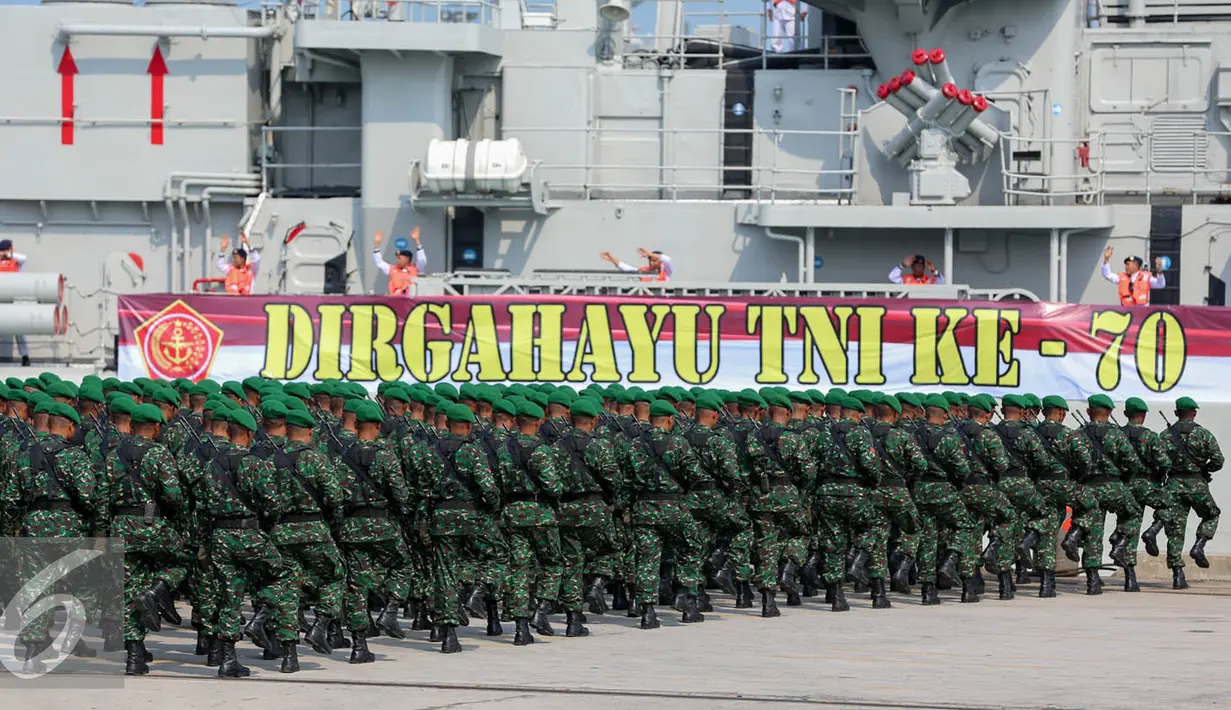 Prajurit TNI berbaris saat mengikuti peringatan HUT TNI ke-70 TNI di Dermaga Indah Kiat, Cilegon, Banten, (3/10/2015). HUT TNI Ke-70 ditandai atraksi tempur tiga matra TNI Angkata Darat, Laut dan Udara. (Liputan6.com/Faisal Fanani)