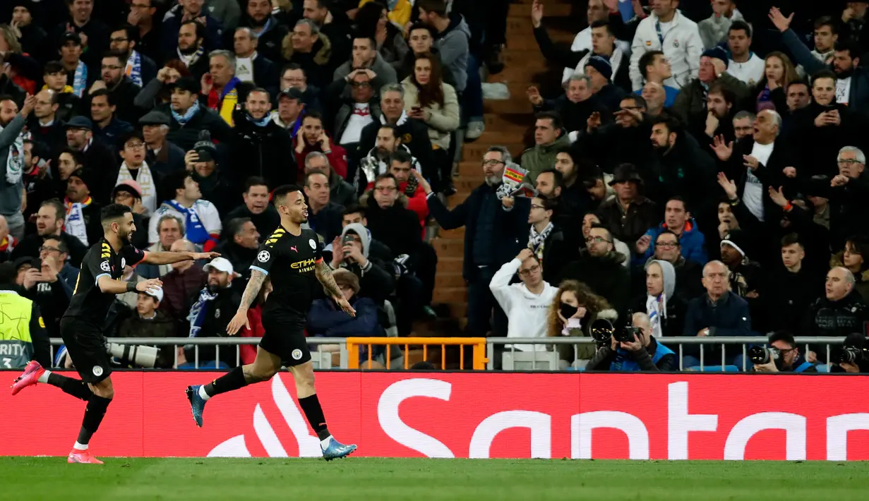 Pemain Manchester City Gabriel Jesus (kanan) merayakan golnya ke gawang Real Madrid pada leg pertama babak 16 Liga Champions di Stadion Santiago Bernabeu, Madrid, Spanyol, Rabu (26/2/2020). Manchester City menang 2-1. (AP Photo/Manu Fernandez)