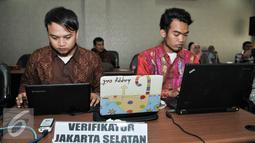 Tim veritifikator menunggu para pendaftar calon perorangan untuk pasangan cagub Pilkada DKI Jakarta, Rabu (3/8). KPUD DKI Jakarta resmi membuka pendaftaran untuk pasangan cagub dan cawagub Pilkada DKI lewat jalur perseorangan. (Liputan6.com/Yoppy Renato)