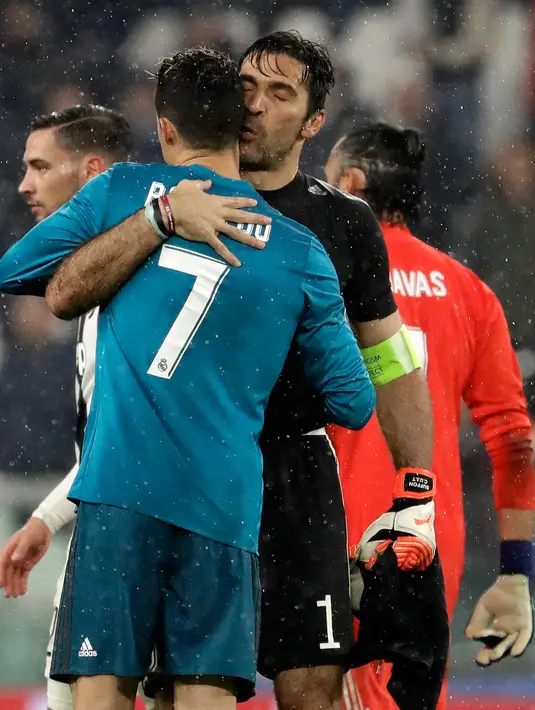 Kiper Juventus Gianluigi Buffon dan striker Real Madrid Cristiano Ronaldo berpelukan usai Liga Champions di Stadion Allianz, Turin (3/4). Pada pertandingan ini Real Madrid menang 3-0 atas Juventus. (AP/Luca Bruno)