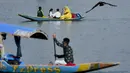 <p>Seorang perempuan (atas) mendayung perahu selama jam sekolah di Danau Dal di Srinagar, India, Rabu (11/5/2022). Danau terbesar di negara bagian tersebut penting untuk kegiatan perikanan, perairan, rekreasi, dan pariwisata. (TAUSEEF MUSTAFA / AFP)</p>