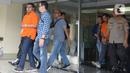 Polisi mengawal dua tersangka kasus penyiramanan air keras terhadap penyidik senior KPK Novel Baswedan di Polda Metro Jaya, Jakarta, Sabtu (28/12/2019). Tersangka berinisial RM dan RB dipindahkan dari Polda Metro Jaya ke Bareskrim Mabes Polri untuk penyidikan lebih lanjut. (merdeka.com/Imam Buhori)