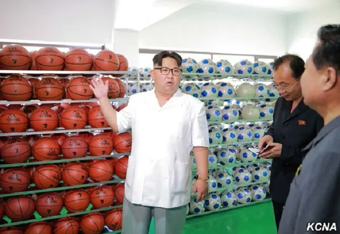 Kim Jong-un saat menginspeksi pabrik pembuatan alat olahraga di Korea Utara (KCNA/AFP)