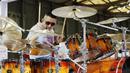 Seorang drumer memainkan drum di sebuah stan pada ajang Music China 2020 di Shanghai New International Expo Center, China, 28 Oktober 2020. Music China 2020 diikuti lebih dari 1.000 industri musik dari 11 negara dan kawasan dengan produk-produk baru mereka. (Xinhua/Fang Zhe)