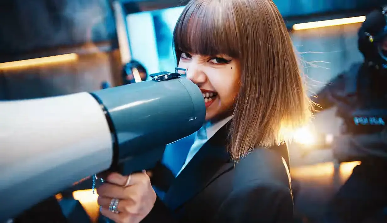 Secara kostum Lisa juga membawa berbagai tema, termasuk dandanan ala Alicia Sierra, salah satu karakter antagonis di serial Money Heist. (YouTube BLACKPINK)