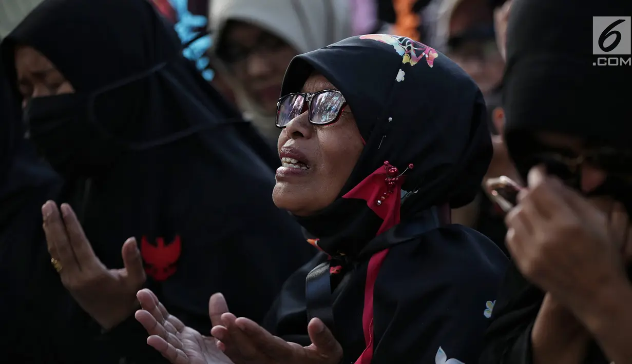 Ibu-ibu yang mengatasnamakan diri emak-emak pendukung pasangan calon 02 Prabowo Subianto-Sandiaga Uno menggelar unjuk rasa di depan kantor KPU, Jakarta, Kamis (2/5/2019). Mereka meminta agar proses penghitungan suara berlangsung adil tanpa memihak salah satu paslon. (Liputan6.com/Faizal Fanani)