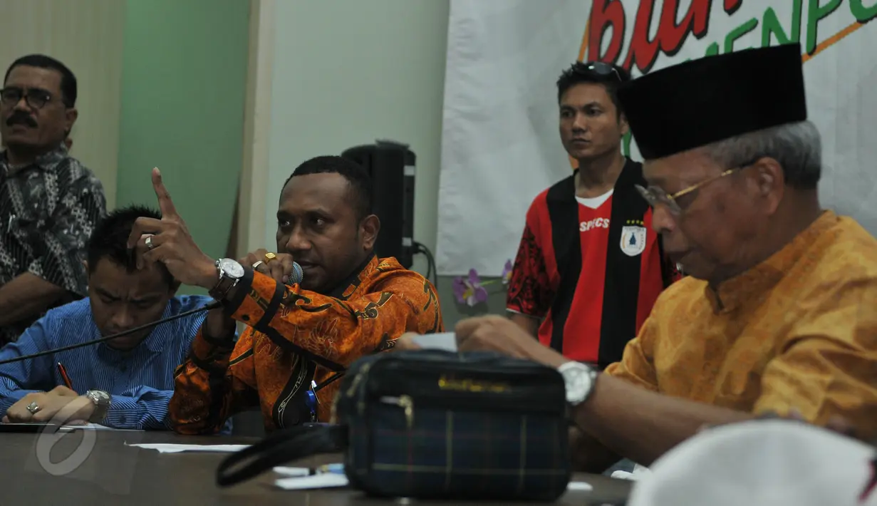 Suasana pertemuan perwakilan Persipura di Kantor Kemenpora, Kamis (28/5/2015). Mereka mempertanyakan kasus batalnya pertandingan Piala AFC antara Persipura dengan Pahang FA. (Liputan6.com/Herman Zakharia)