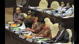 Mendagri Tjahjo Kumolo (depan - kedua dari kanan) saat rapat kerja dengan Komisi II DPR terkait Perppu Pilkada dan Pemerintah Daerah di Gedung Nusantara, Kompleks Parlemen Senayan, Jakarta, Senin (19/1/2015). (Liputan6.com/Andrian M Tunay)