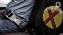 Penumpang memakai sabuk pengaman saat naik angkutan Jak Lingko All New Purwarupa Mikrotrans di Jakarta, Minggu (6/9/2020). Angkutan ini dilengkapi AC, sistem pintu geser otomatis, 4 CCTV, TV, sabuk pengaman untuk penumpang, alat pemadam, dan palu pemecah kaca darurat. (merdeka.com/Iqbal S. Nugroho)
